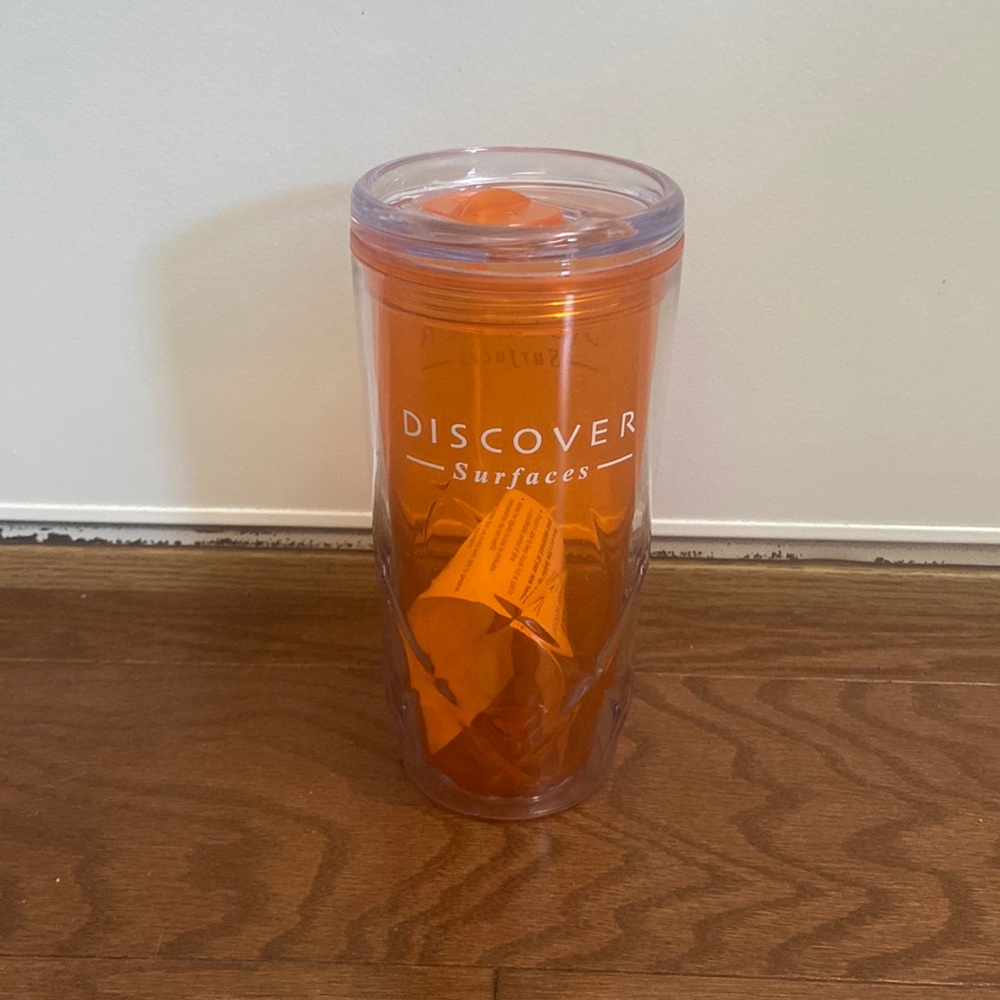 Plastic tumbler with lid